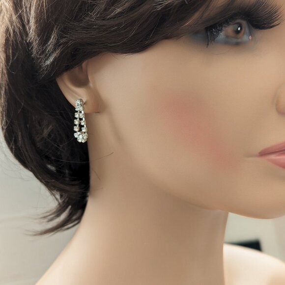 Vintage Clear Crystal Ice Radiant Petite Earrings Cocktail Vintage - Picture 2 of 2